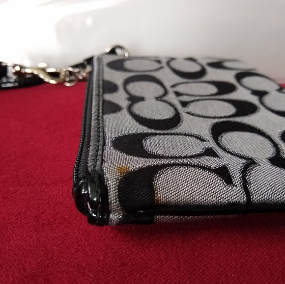 Coach Poppy Wristlet - Picture 4 of 8